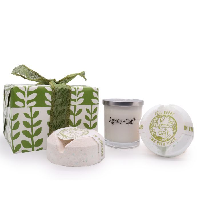 Set con bomba de baño Higo Blanco y Arándano Silvestre y vela Ruibarbo