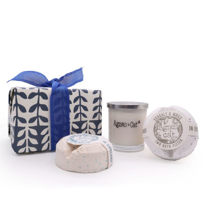 Set con bombas de baño Sal Marina y Musgo y Dolly Azul, y vela Violeta de Parma
