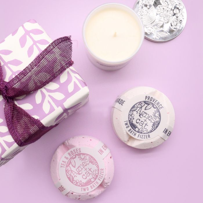 Set con bombas de baño Provence y Té y Rosas, y vela Piedra Lunar